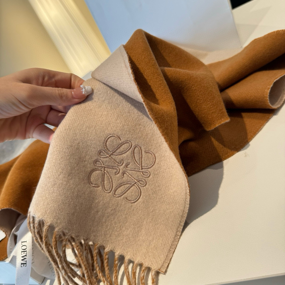 上新！Loewe · 罗意威️难得一见的温柔配色，低调又不失优雅❗️】重点推荐❗️双面配色，一条围巾两种