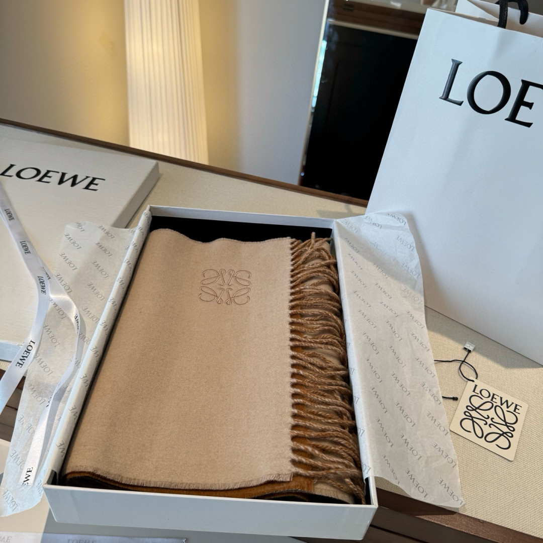 上新！Loewe · 罗意威️难得一见的温柔配色，低调又不失优雅❗️】重点推荐❗️双面配色，一条围巾两种