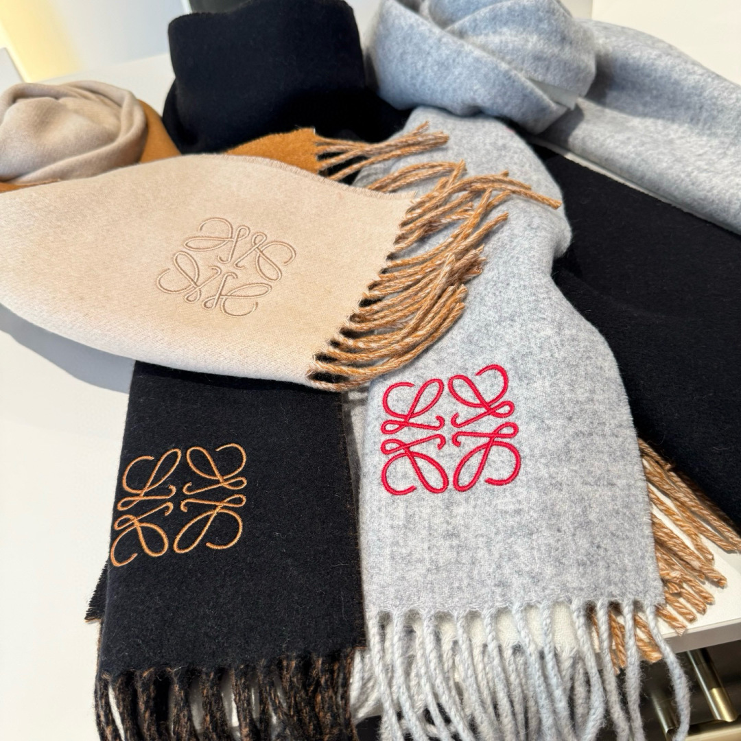 上新！Loewe · 罗意威️难得一见的温柔配色，低调又不失优雅❗️】重点推荐❗️双面配色，一条围巾两种