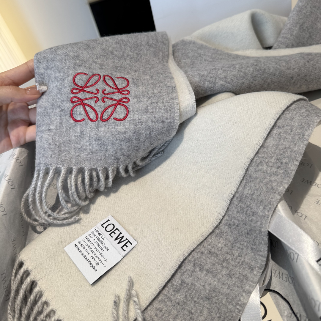 上新！Loewe · 罗意威️难得一见的温柔配色，低调又不失优雅❗️】重点推荐❗️双面配色，一条围巾两种
