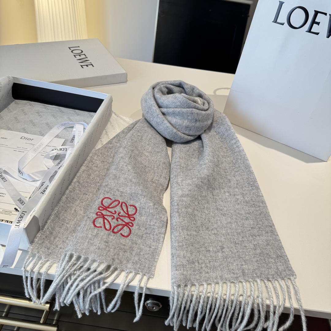 上新！Loewe · 罗意威️难得一见的温柔配色，低调又不失优雅❗️】重点推荐❗️双面配色，一条围巾两种