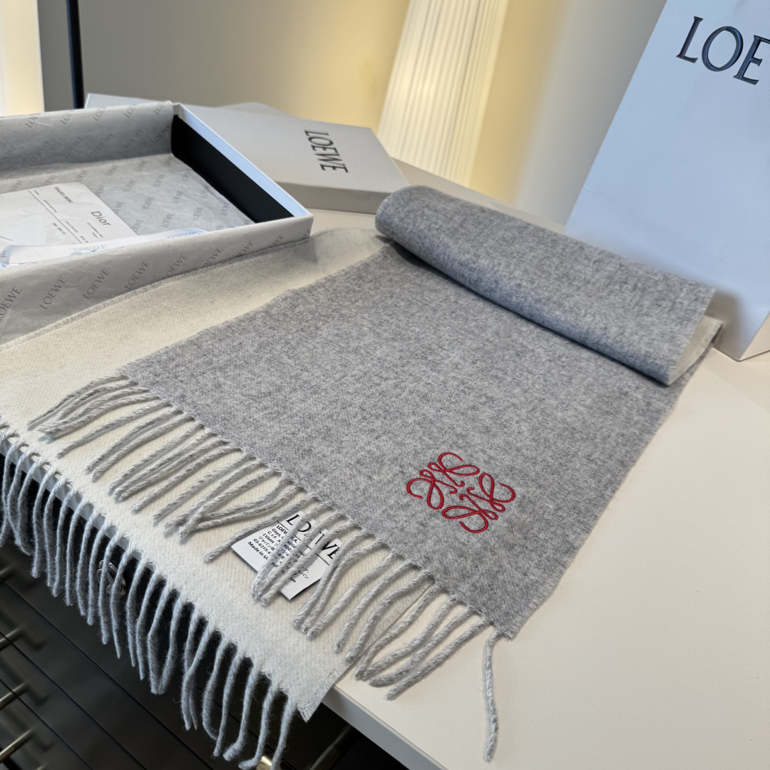 上新！Loewe · 罗意威️难得一见的温柔配色，低调又不失优雅❗️】重点推荐❗️双面配色，一条围巾两种
