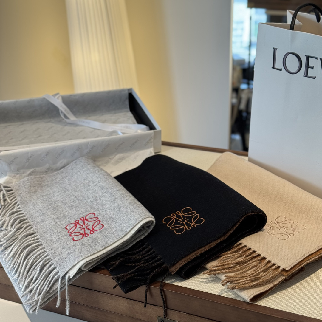 上新！Loewe · 罗意威️难得一见的温柔配色，低调又不失优雅❗️】重点推荐❗️双面配色，一条围巾两种