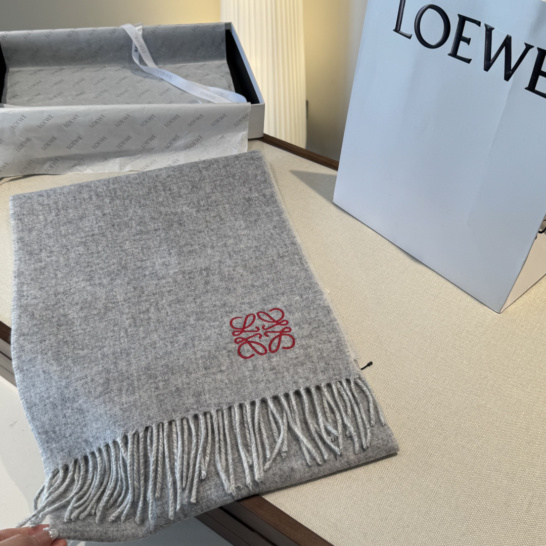 上新！Loewe · 罗意威️难得一见的温柔配色，低调又不失优雅❗️】重点推荐❗️双面配色，一条围巾两种
