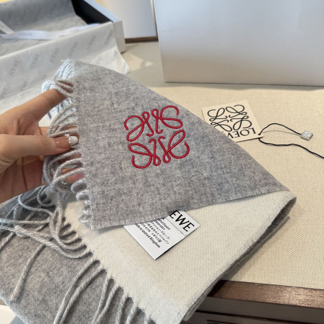 上新！Loewe · 罗意威️难得一见的温柔配色，低调又不失优雅❗️】重点推荐❗️双面配色，一条围巾两种