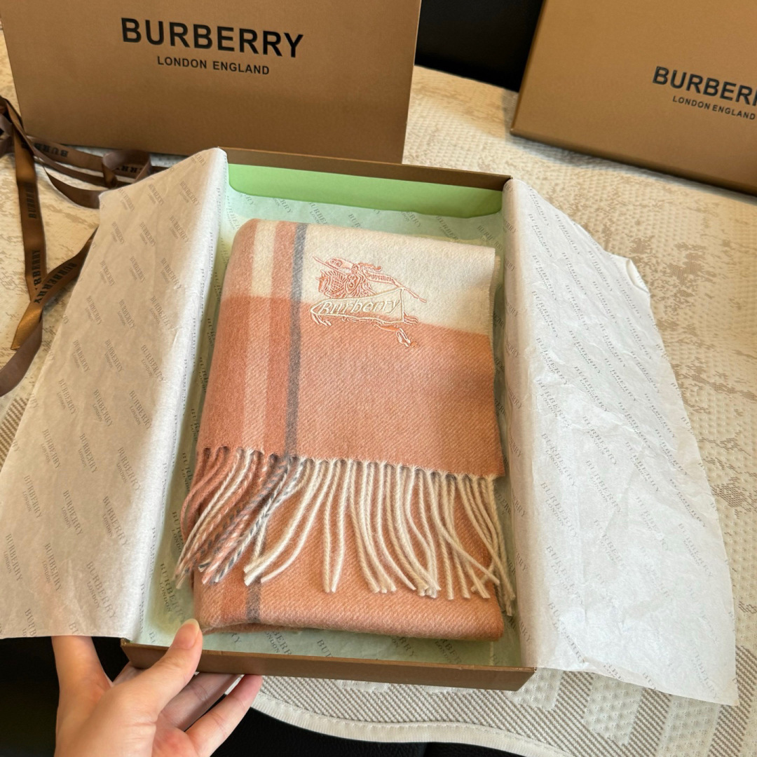 ✨✨Burberry · 巴宝莉双面围巾❗好看的要疯掉了，太有型太有魅力了❗❗非常斯文时尚的秋冬单品！真