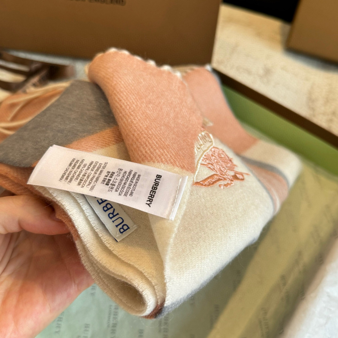 ✨✨Burberry · 巴宝莉双面围巾❗好看的要疯掉了，太有型太有魅力了❗❗非常斯文时尚的秋冬单品！真