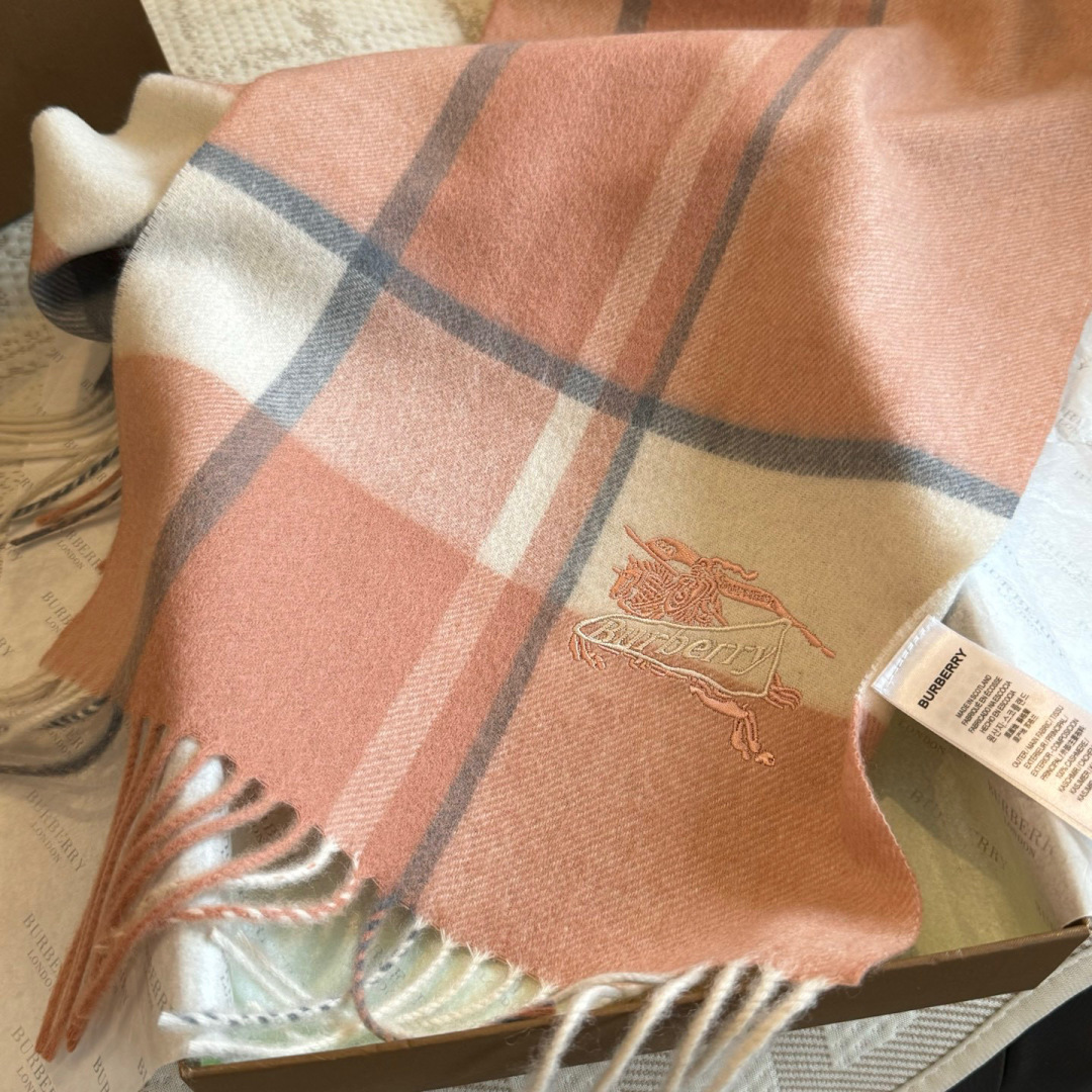 ✨✨Burberry · 巴宝莉双面围巾❗好看的要疯掉了，太有型太有魅力了❗❗非常斯文时尚的秋冬单品！真