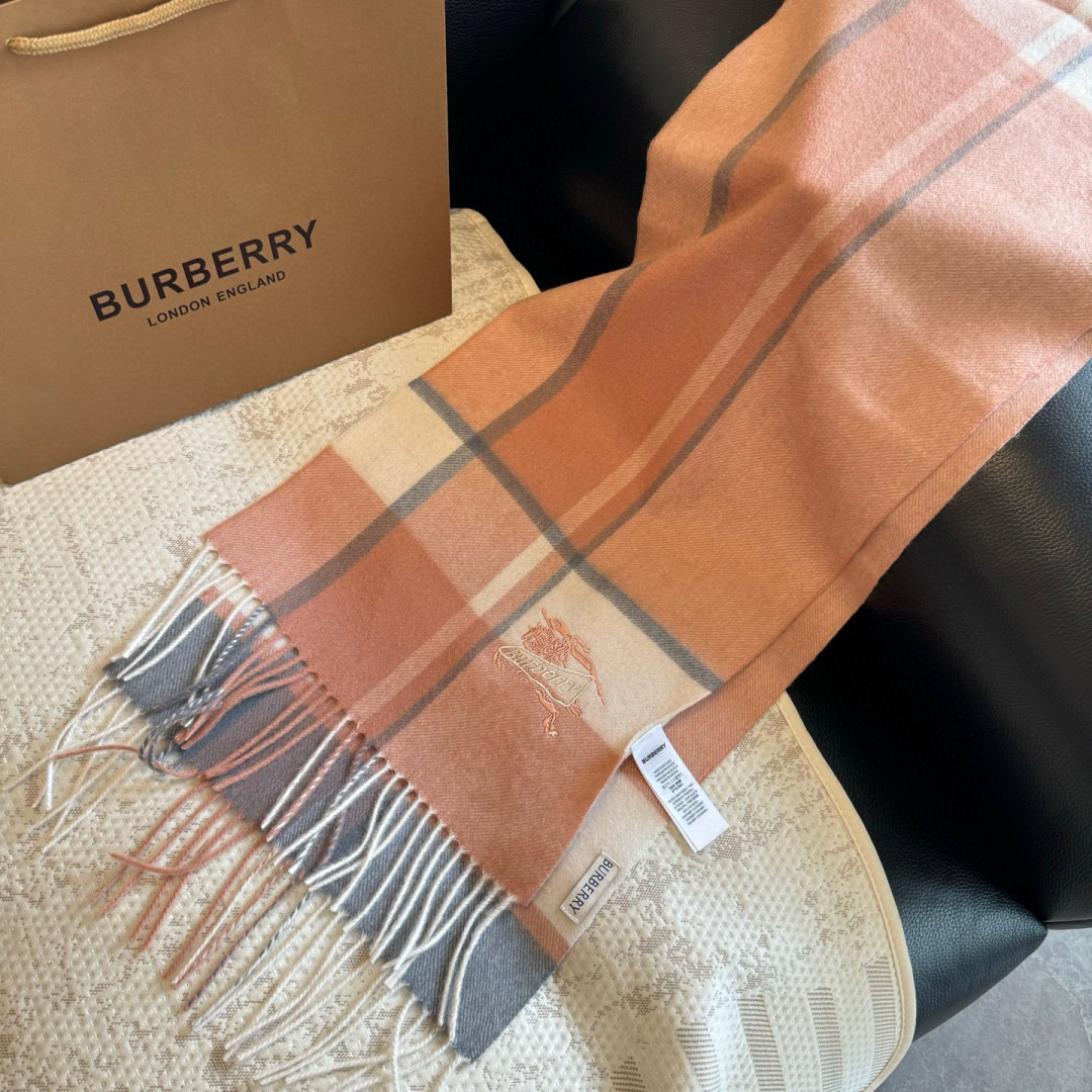✨✨Burberry · 巴宝莉双面围巾❗好看的要疯掉了，太有型太有魅力了❗❗非常斯文时尚的秋冬单品！真