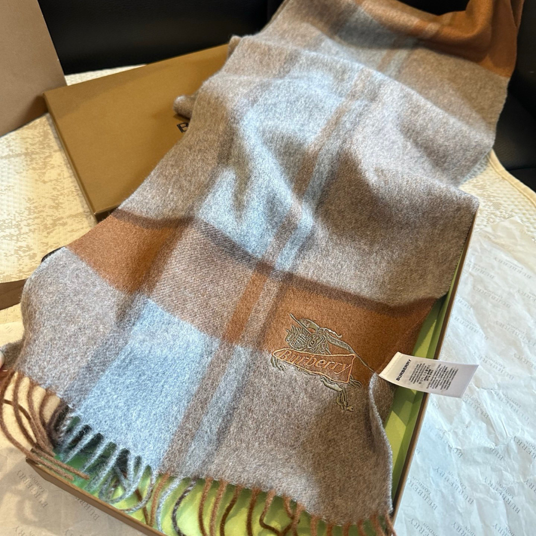 ✨✨Burberry · 巴宝莉双面围巾❗好看的要疯掉了，太有型太有魅力了❗❗非常斯文时尚的秋冬单品！真