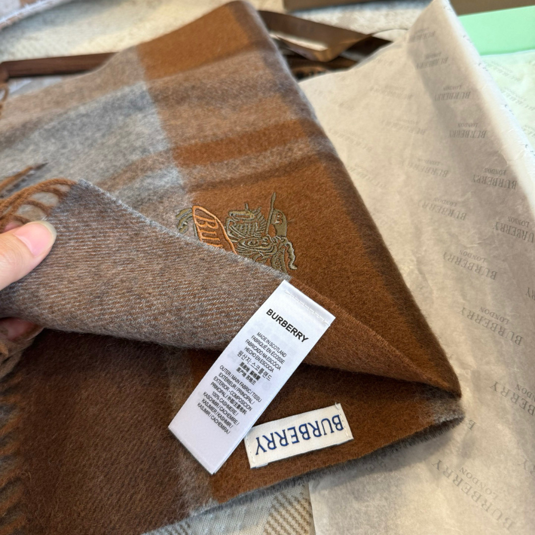 ✨✨Burberry · 巴宝莉双面围巾❗好看的要疯掉了，太有型太有魅力了❗❗非常斯文时尚的秋冬单品！真