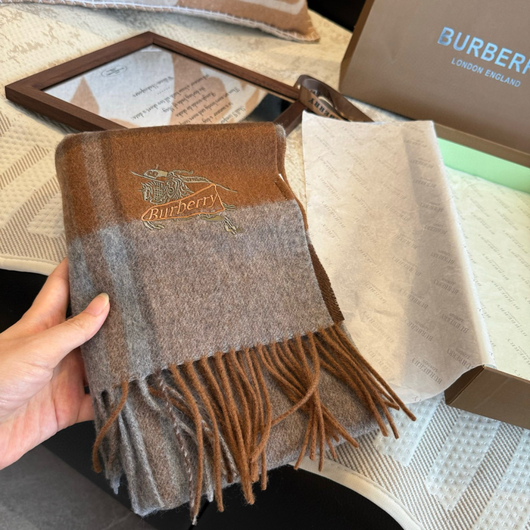 ✨✨Burberry · 巴宝莉双面围巾❗好看的要疯掉了，太有型太有魅力了❗❗非常斯文时尚的秋冬单品！真