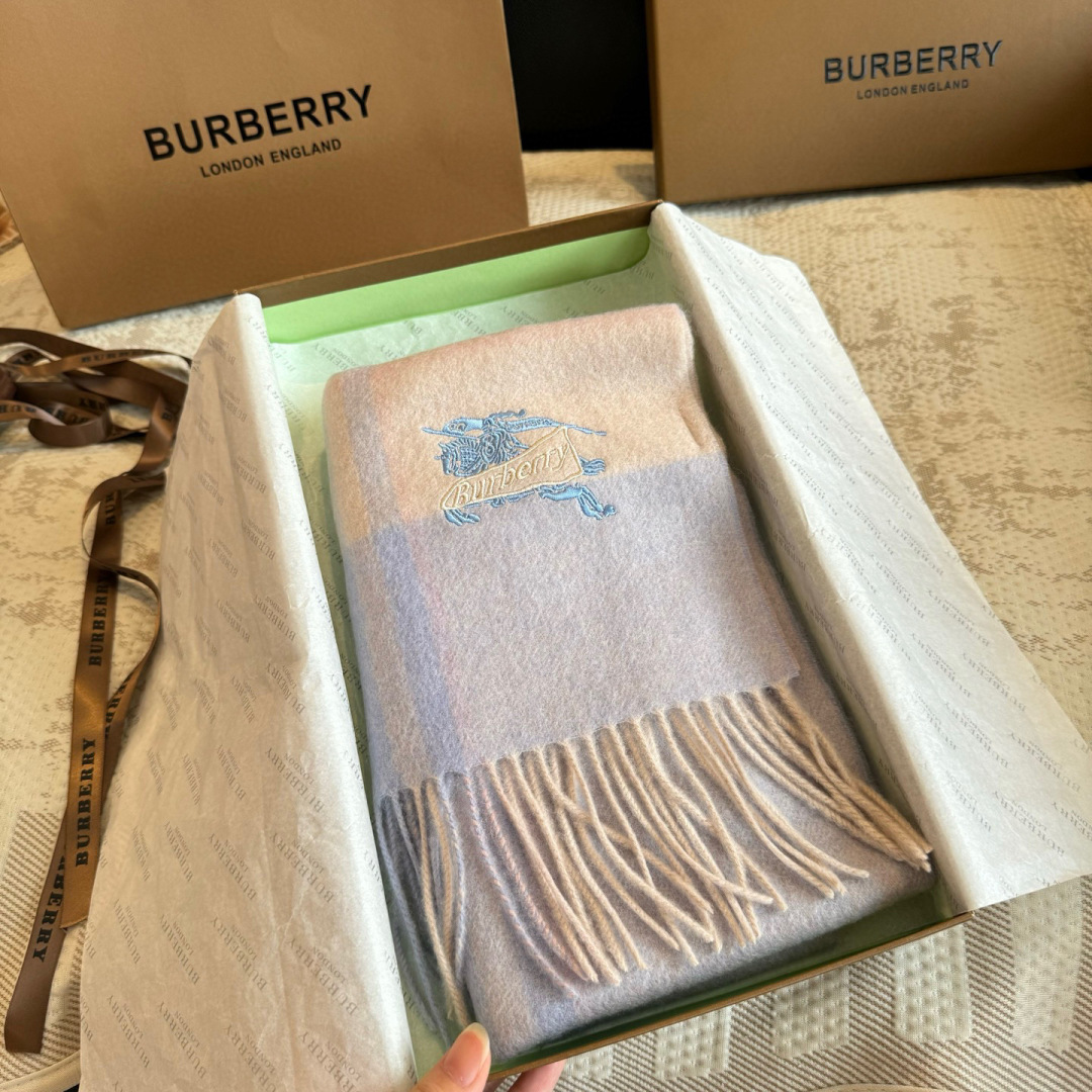 ✨✨Burberry · 巴宝莉双面围巾❗好看的要疯掉了，太有型太有魅力了❗❗非常斯文时尚的秋冬单品！真