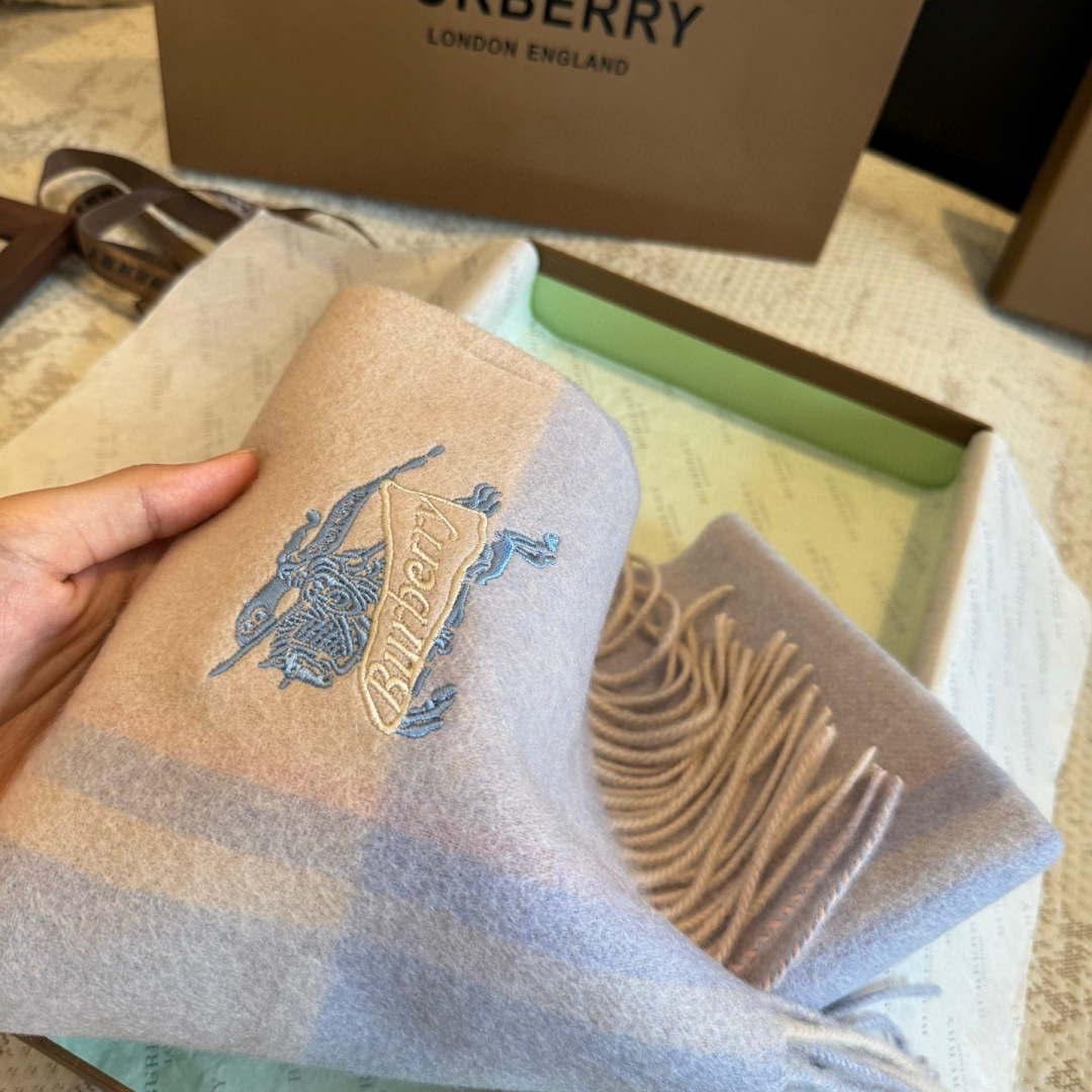 ✨✨Burberry · 巴宝莉双面围巾❗好看的要疯掉了，太有型太有魅力了❗❗非常斯文时尚的秋冬单品！真