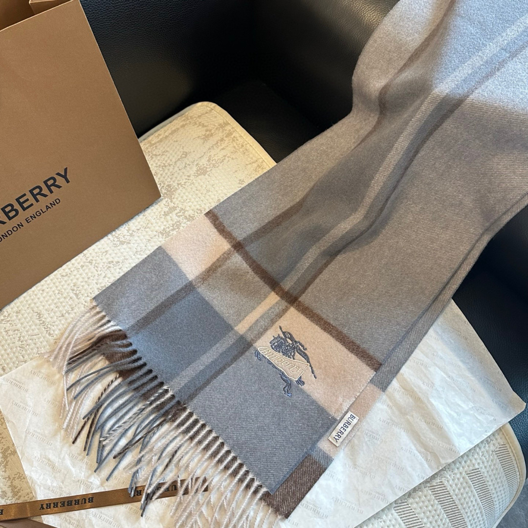 ✨✨Burberry · 巴宝莉双面围巾❗好看的要疯掉了，太有型太有魅力了❗❗非常斯文时尚的秋冬单品！真