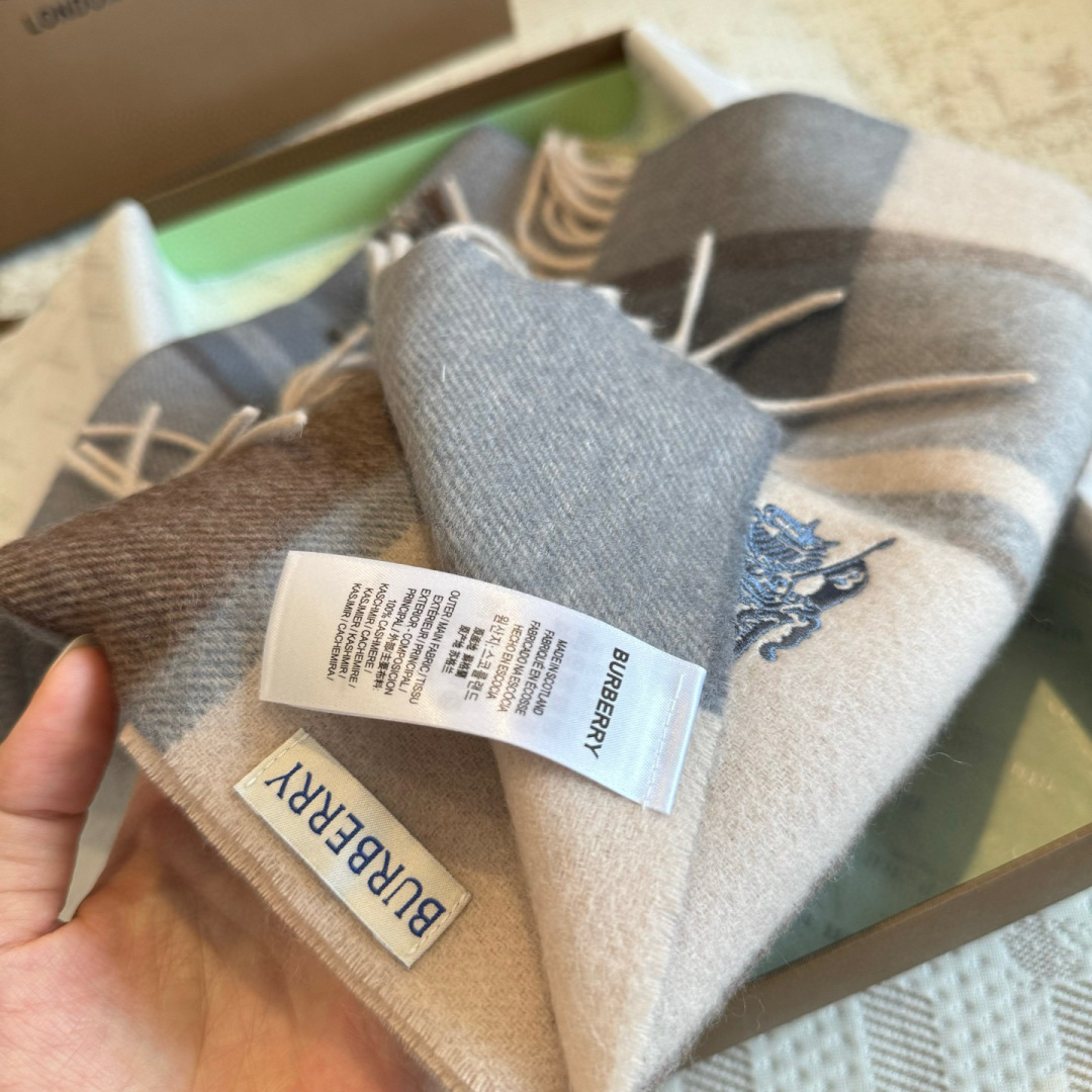 ✨✨Burberry · 巴宝莉双面围巾❗好看的要疯掉了，太有型太有魅力了❗❗非常斯文时尚的秋冬单品！真
