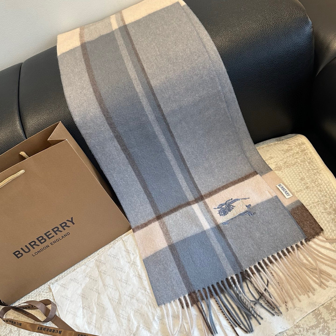 ✨✨Burberry · 巴宝莉双面围巾❗好看的要疯掉了，太有型太有魅力了❗❗非常斯文时尚的秋冬单品！真