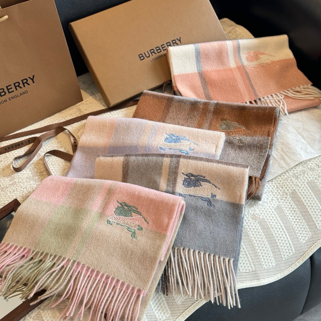✨✨Burberry · 巴宝莉双面围巾❗好看的要疯掉了，太有型太有魅力了❗❗非常斯文时尚的秋冬单品！真