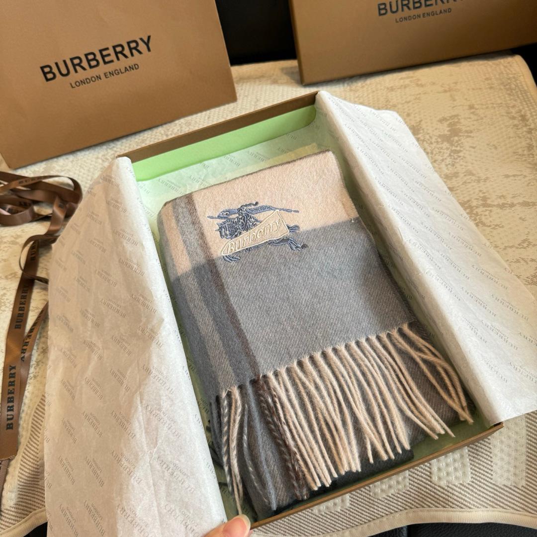 ✨✨Burberry · 巴宝莉双面围巾❗好看的要疯掉了，太有型太有魅力了❗❗非常斯文时尚的秋冬单品！真