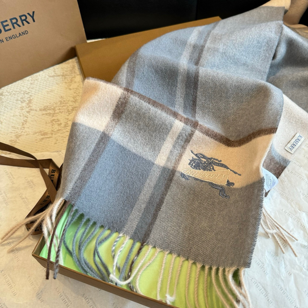✨✨Burberry · 巴宝莉双面围巾❗好看的要疯掉了，太有型太有魅力了❗❗非常斯文时尚的秋冬单品！真
