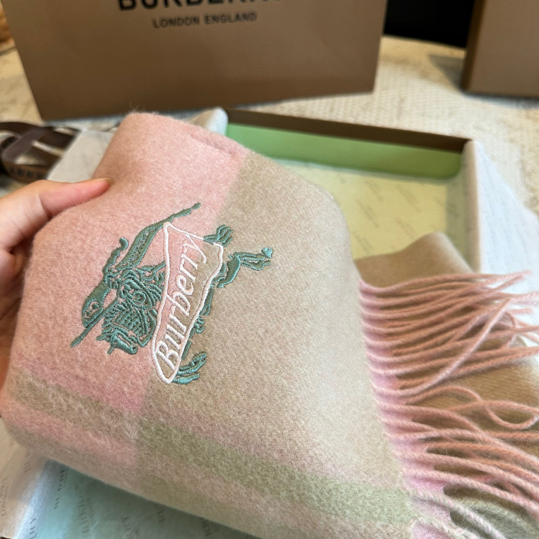 ✨✨Burberry · 巴宝莉双面围巾❗好看的要疯掉了，太有型太有魅力了❗❗非常斯文时尚的秋冬单品！真