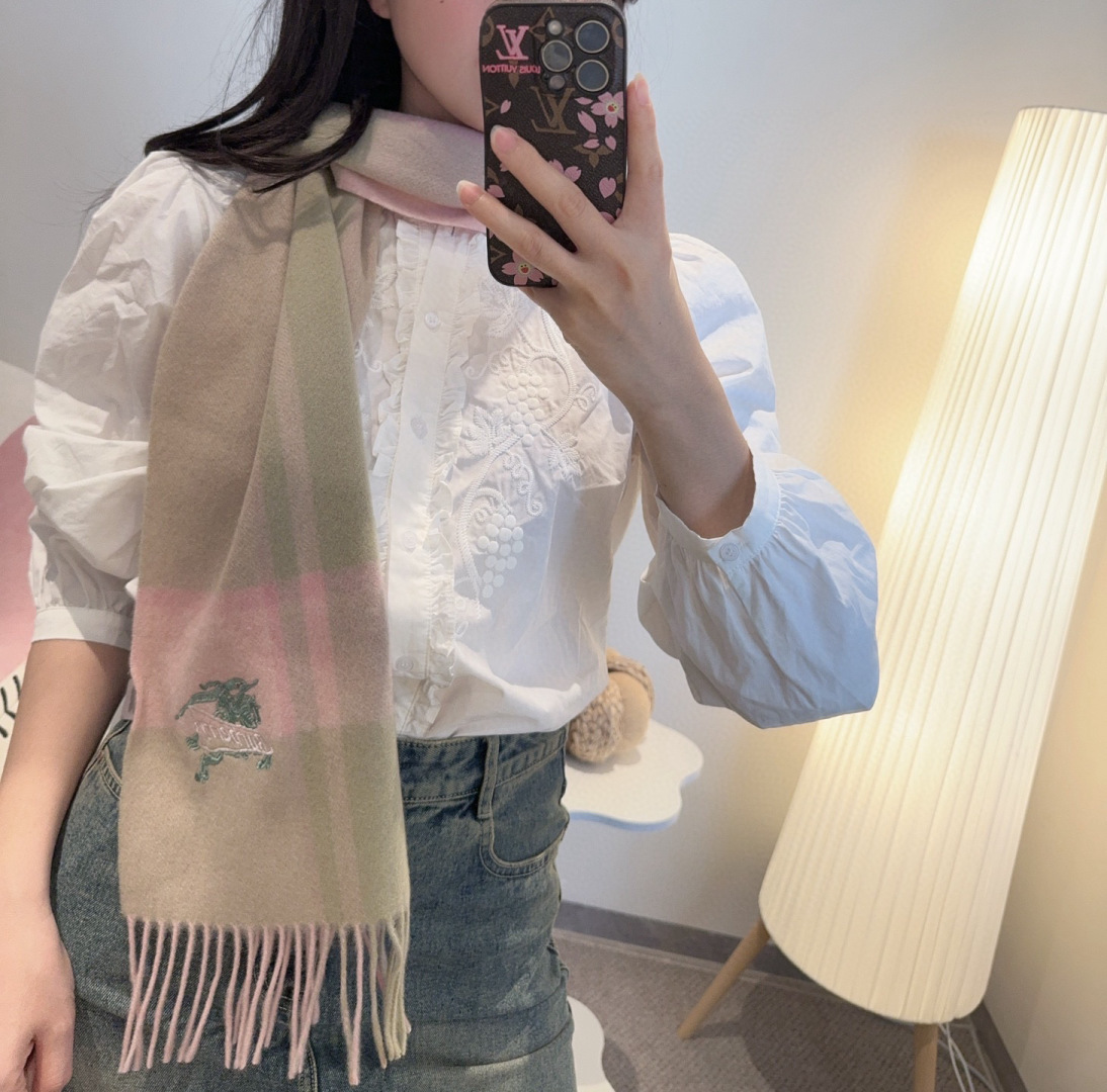 ✨✨Burberry · 巴宝莉双面围巾❗好看的要疯掉了，太有型太有魅力了❗❗非常斯文时尚的秋冬单品！真