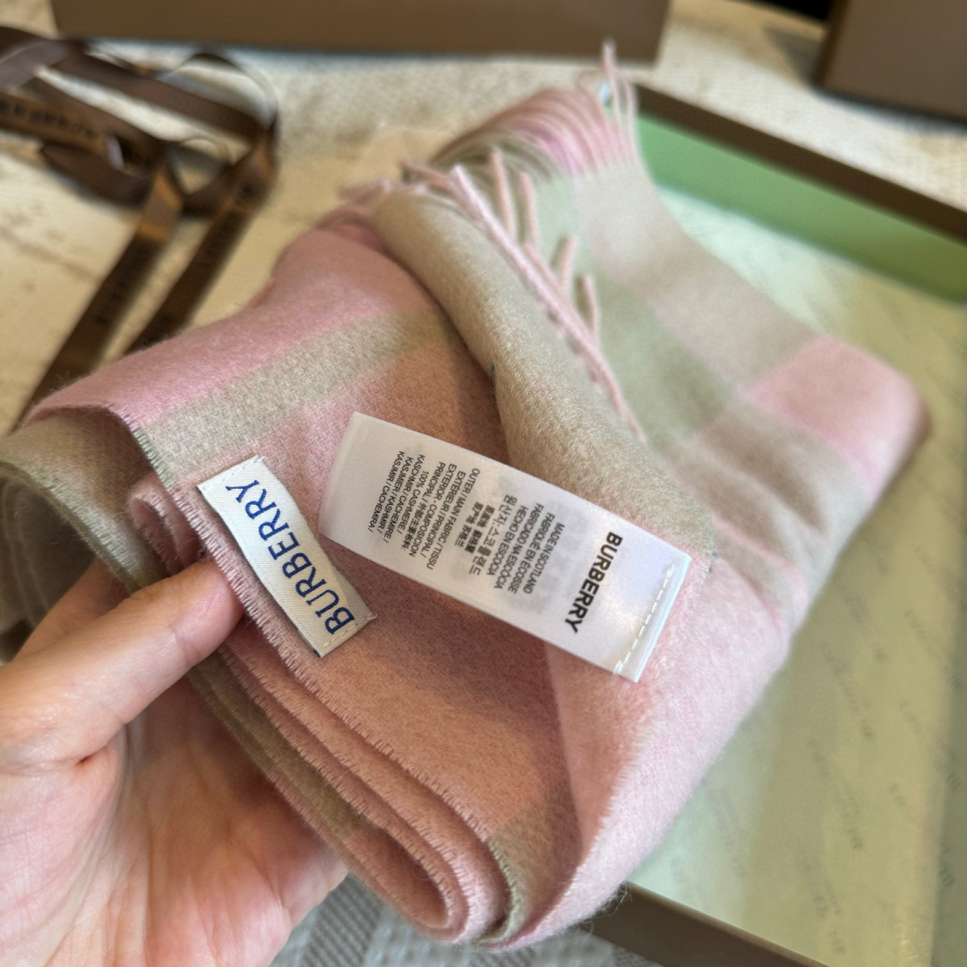 ✨✨Burberry · 巴宝莉双面围巾❗好看的要疯掉了，太有型太有魅力了❗❗非常斯文时尚的秋冬单品！真