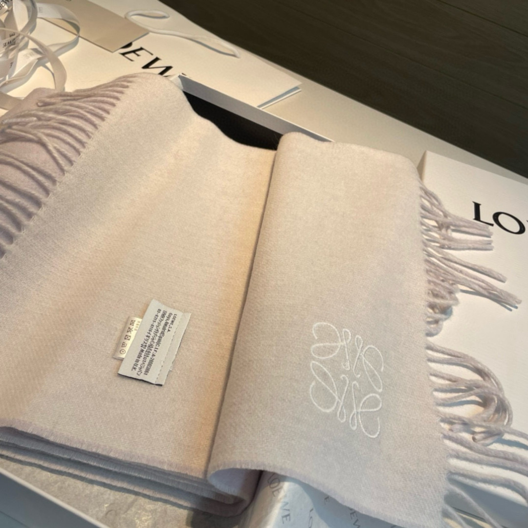 🆕 【▪Loewe · 罗意威难得一见的温柔配色，低调又不失优雅❗】重点推荐❗双面配色，一条围巾两种风格