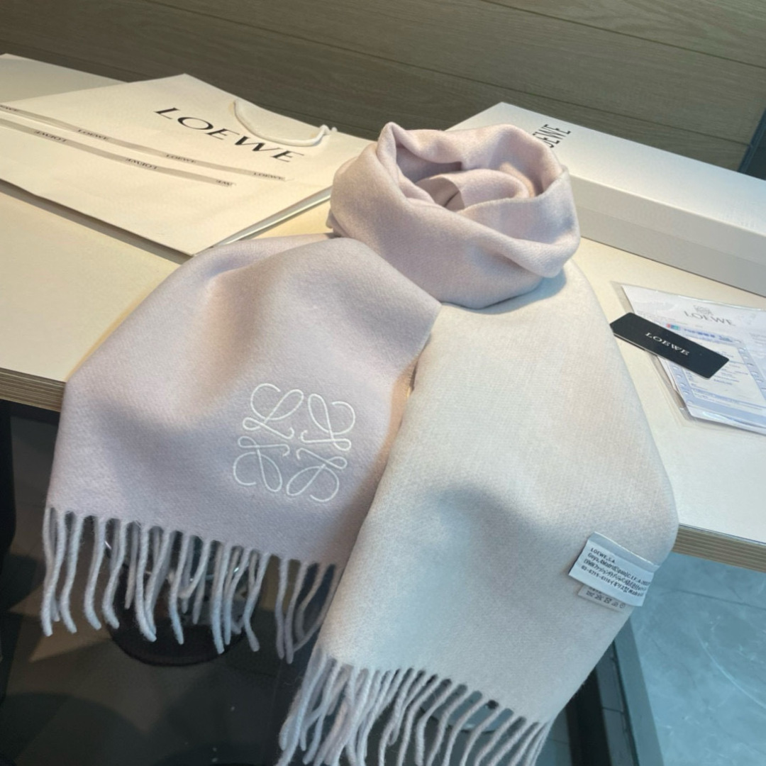 🆕 【▪Loewe · 罗意威难得一见的温柔配色，低调又不失优雅❗】重点推荐❗双面配色，一条围巾两种风格