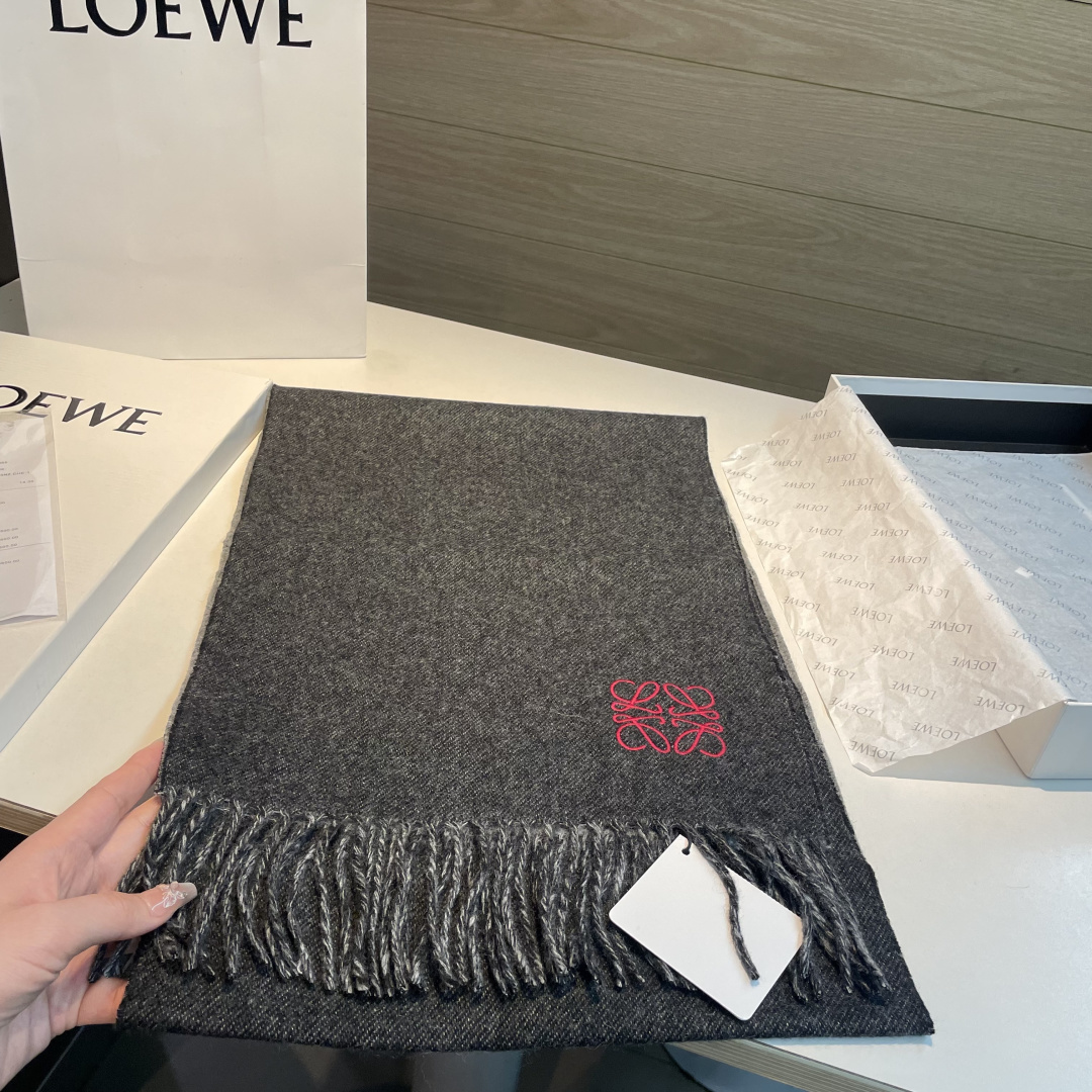 🆕 【▪Loewe · 罗意威难得一见的温柔配色，低调又不失优雅❗】重点推荐❗双面配色，一条围巾两种风格