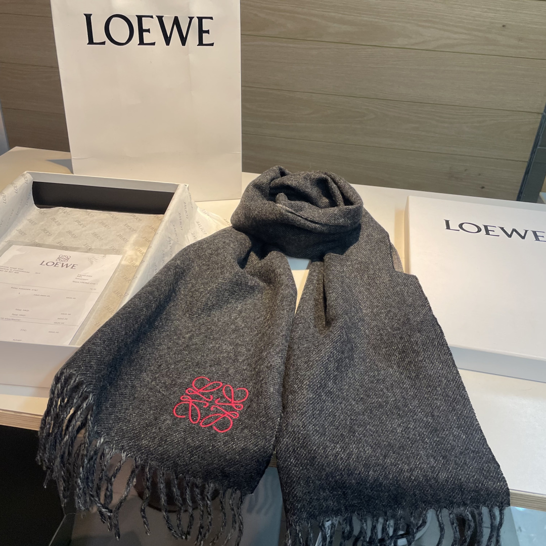 🆕 【▪Loewe · 罗意威难得一见的温柔配色，低调又不失优雅❗】重点推荐❗双面配色，一条围巾两种风格