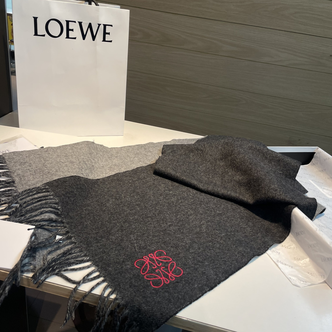 🆕 【▪Loewe · 罗意威难得一见的温柔配色，低调又不失优雅❗】重点推荐❗双面配色，一条围巾两种风格