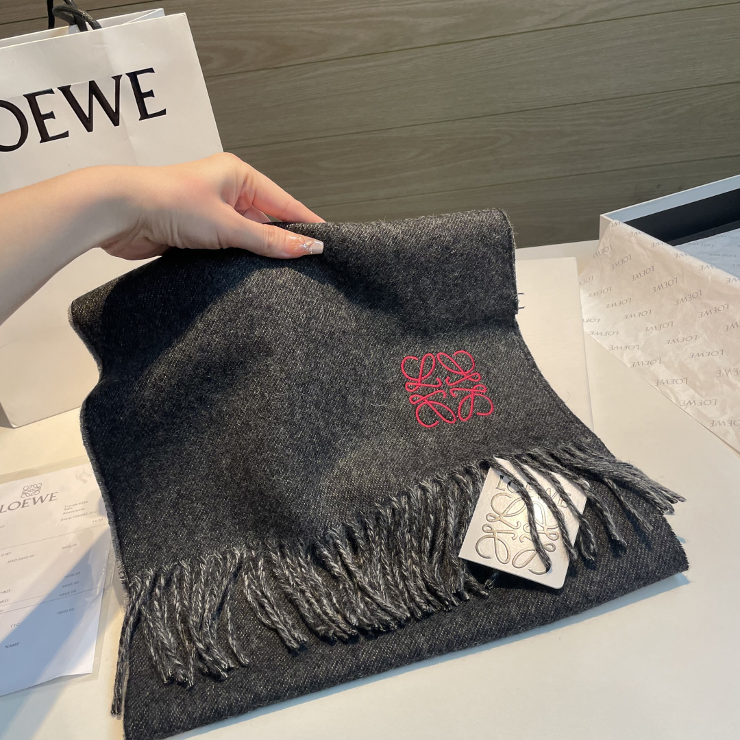 🆕 【▪Loewe · 罗意威难得一见的温柔配色，低调又不失优雅❗】重点推荐❗双面配色，一条围巾两种风格