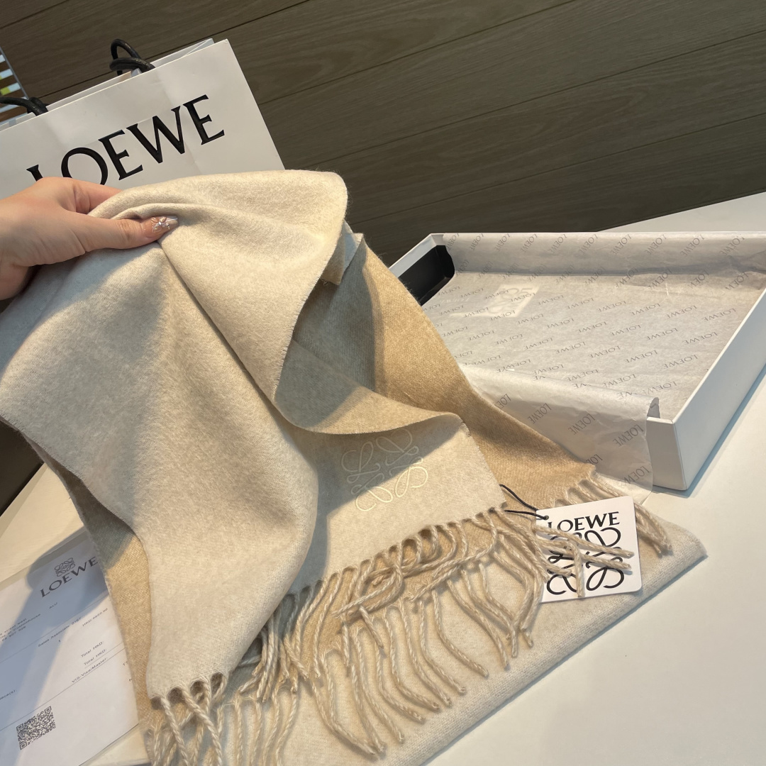 🆕 【▪Loewe · 罗意威难得一见的温柔配色，低调又不失优雅❗】重点推荐❗双面配色，一条围巾两种风格