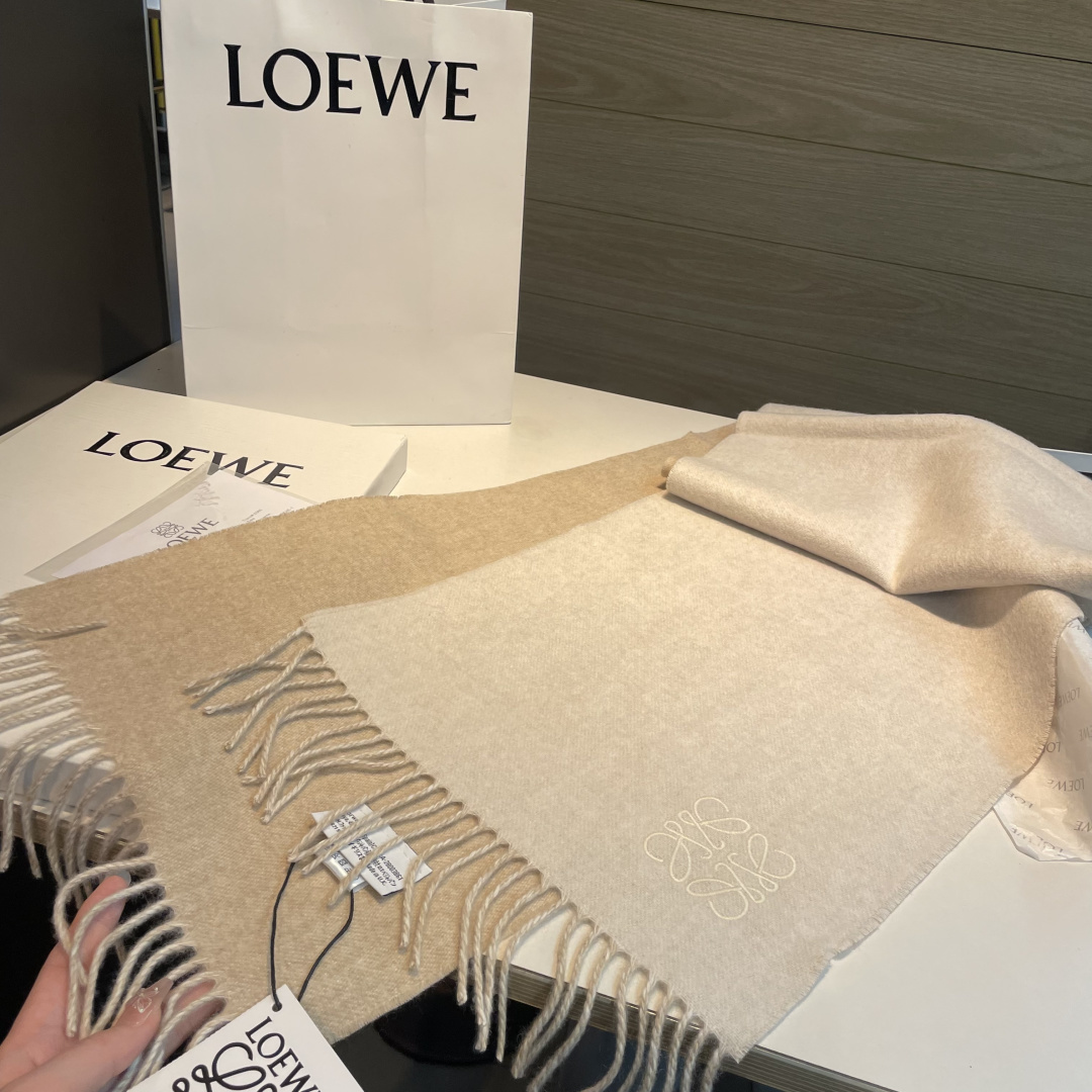 🆕 【▪Loewe · 罗意威难得一见的温柔配色，低调又不失优雅❗】重点推荐❗双面配色，一条围巾两种风格