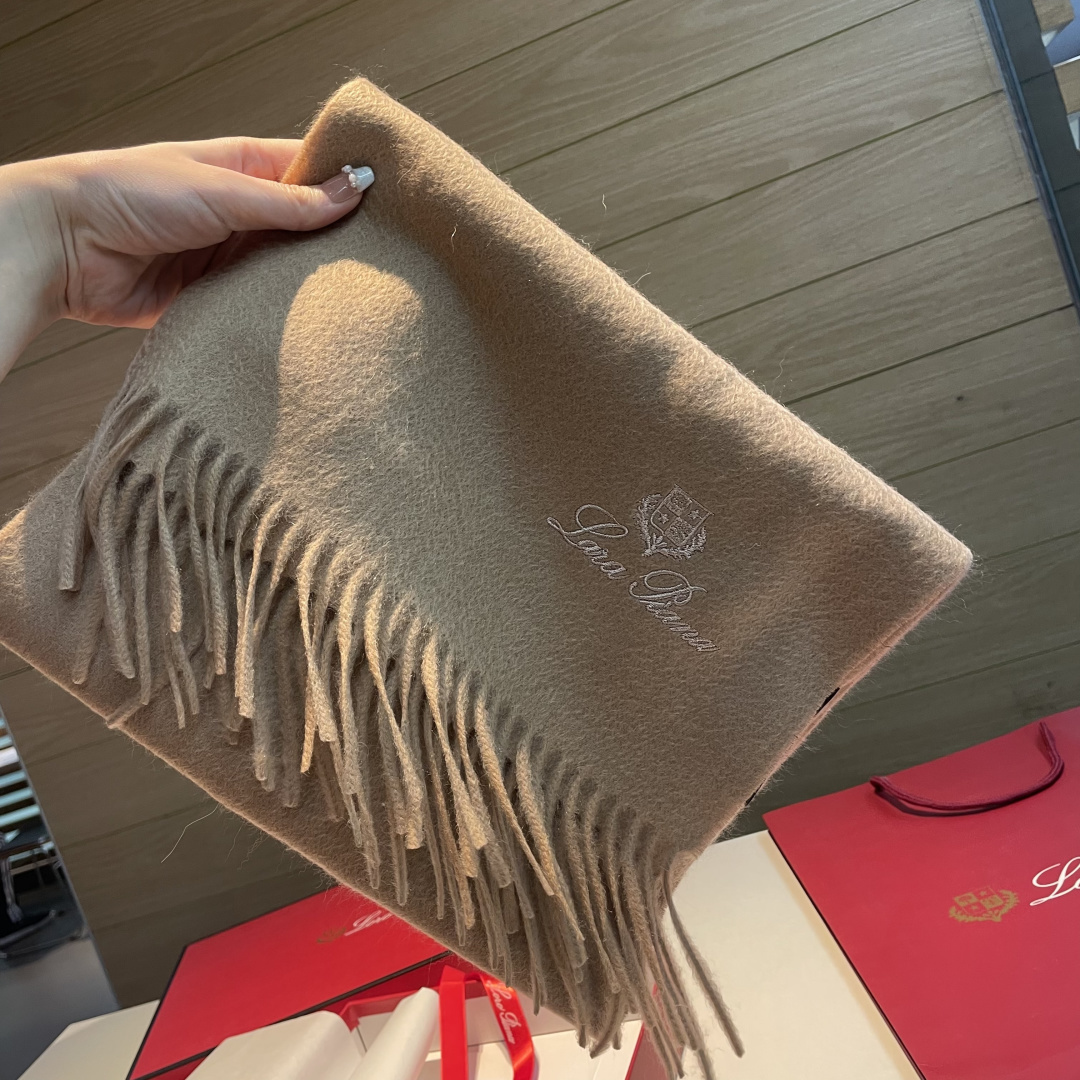Loro Piana · 诺悠翩雅秋冬新品❗️【极品山羊绒小围巾】送人自留都太高大上了😍重磅上新，爆款爆