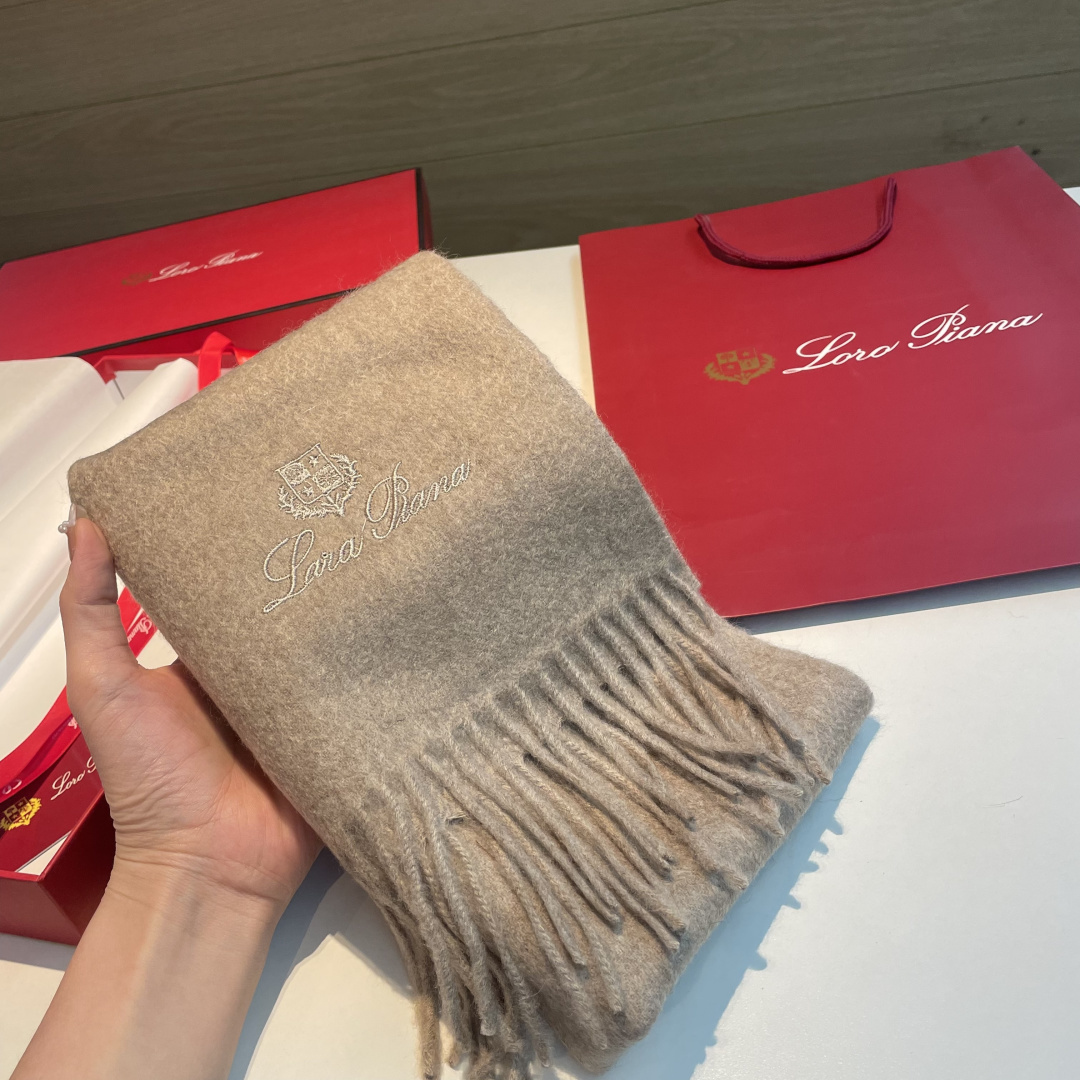 Loro Piana · 诺悠翩雅秋冬新品❗️【极品山羊绒小围巾】送人自留都太高大上了😍重磅上新，爆款爆