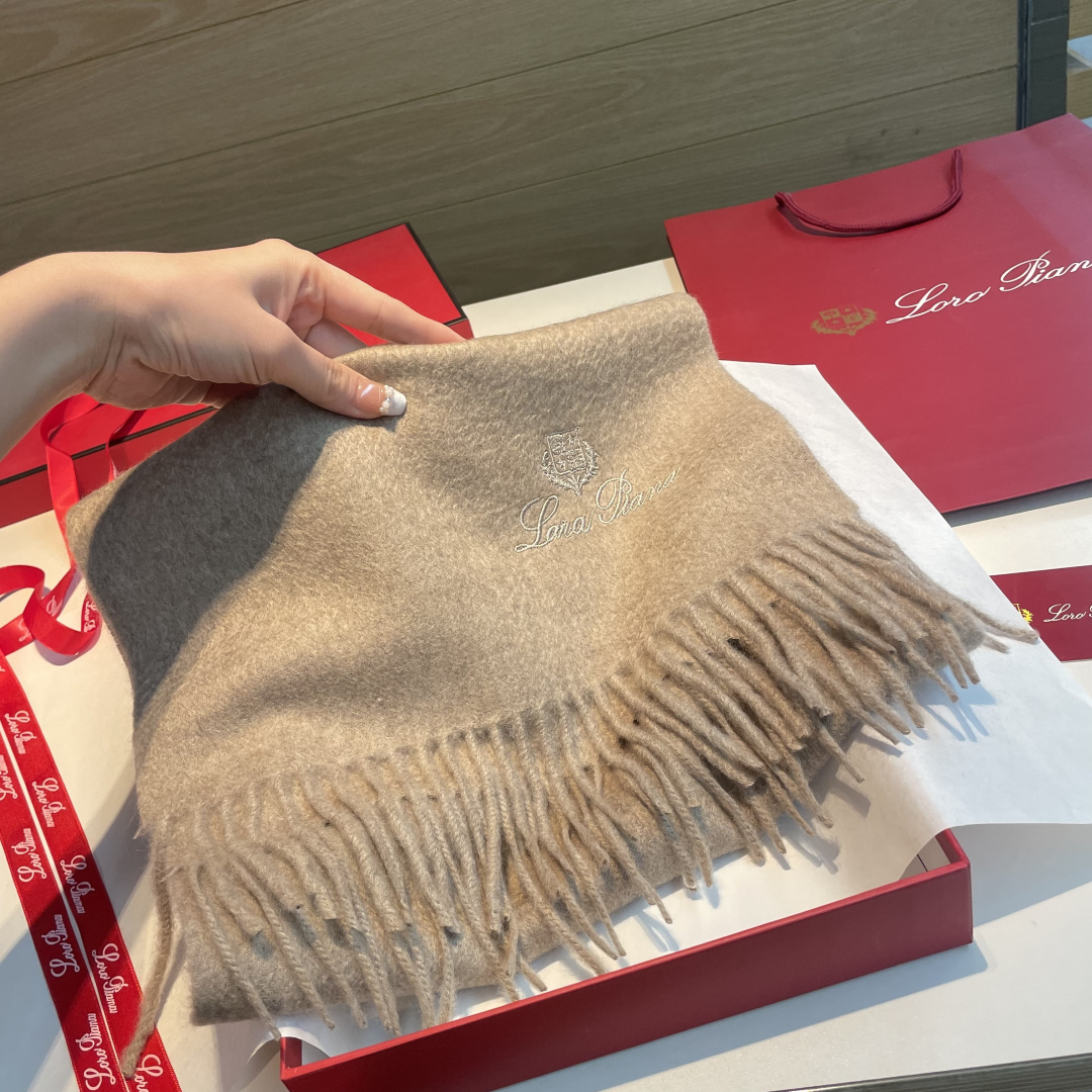 Loro Piana · 诺悠翩雅秋冬新品❗️【极品山羊绒小围巾】送人自留都太高大上了😍重磅上新，爆款爆