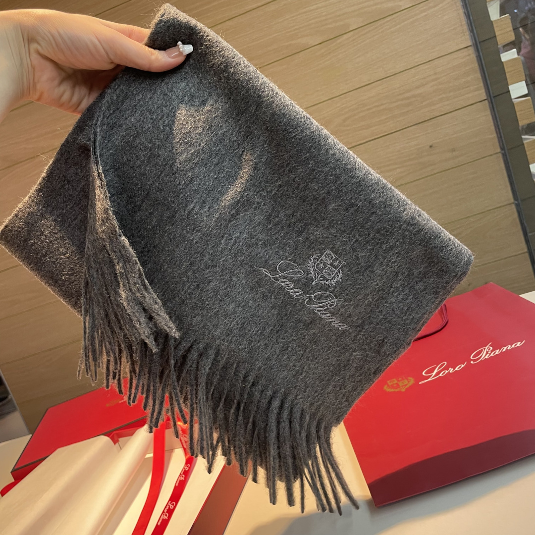 Loro Piana · 诺悠翩雅秋冬新品❗️【极品山羊绒小围巾】送人自留都太高大上了😍重磅上新，爆款爆
