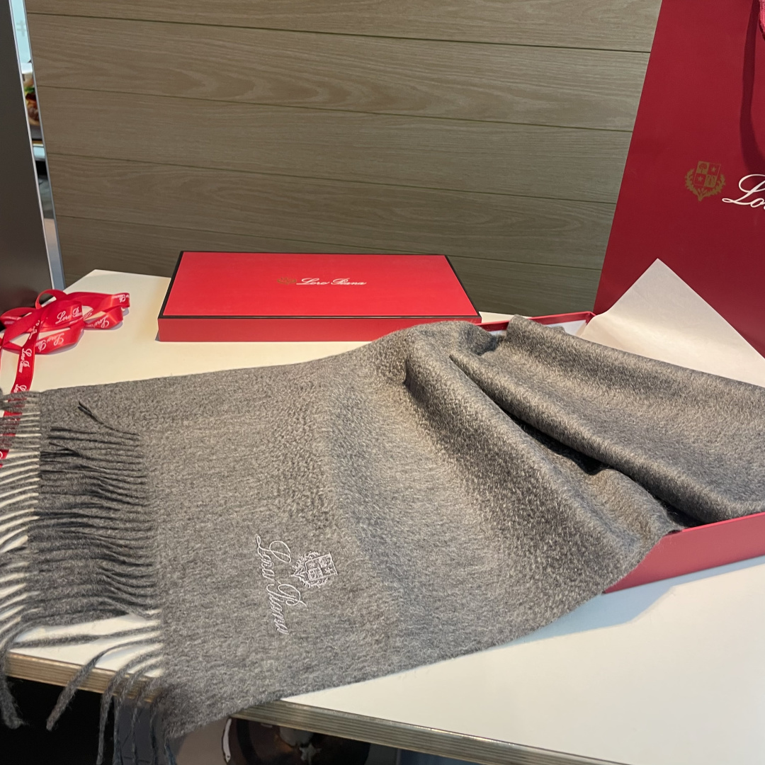 Loro Piana · 诺悠翩雅秋冬新品❗️【极品山羊绒小围巾】送人自留都太高大上了😍重磅上新，爆款爆