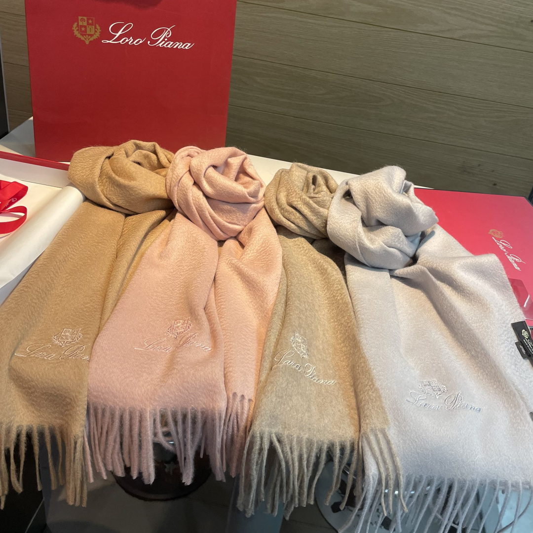Loro Piana · 诺悠翩雅秋冬新品❗️【极品山羊绒小围巾】送人自留都太高大上了😍重磅上新，爆款爆