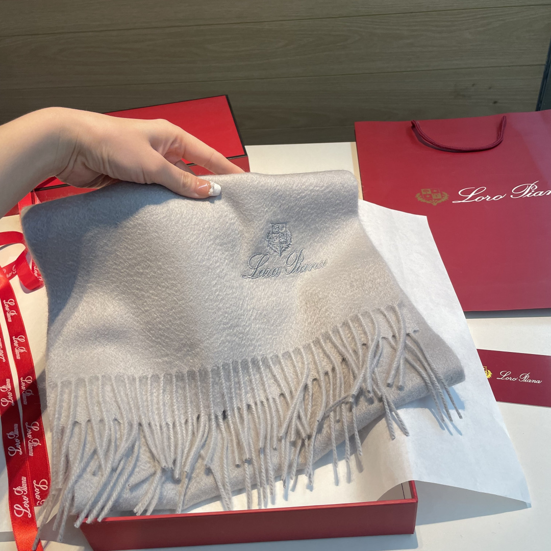 Loro Piana · 诺悠翩雅秋冬新品❗️【极品山羊绒小围巾】送人自留都太高大上了😍重磅上新，爆款爆