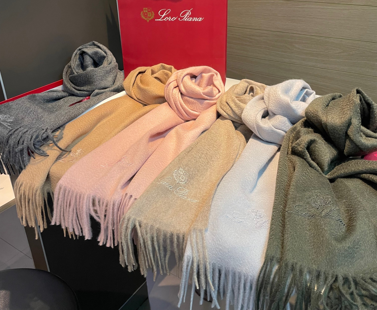 Loro Piana · 诺悠翩雅秋冬新品❗️【极品山羊绒小围巾】送人自留都太高大上了😍重磅上新，爆款爆