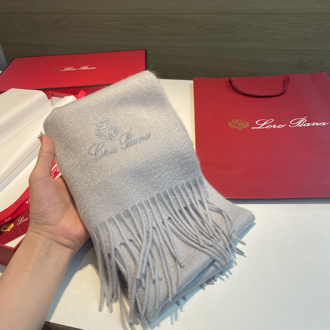 Loro Piana · 诺悠翩雅秋冬新品❗️【极品山羊绒小围巾】送人自留都太高大上了😍重磅上新，爆款爆