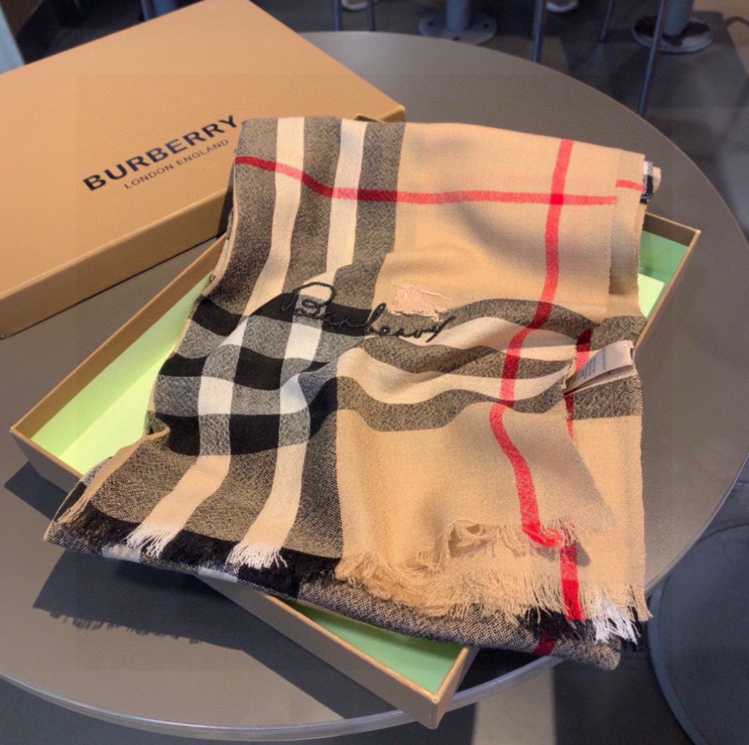 😘😘【英伦格纹】⚜️burberry殿堂级御用推荐❗️出口英国的订单！最新经典混纺系列。来的太是时候了❗