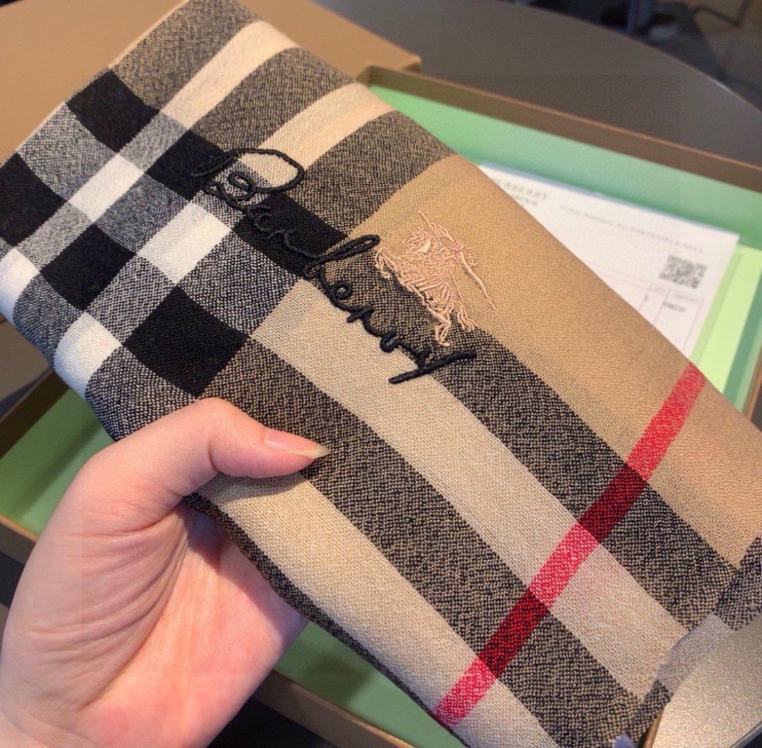 😘😘【英伦格纹】⚜️burberry殿堂级御用推荐❗️出口英国的订单！最新经典混纺系列。来的太是时候了❗