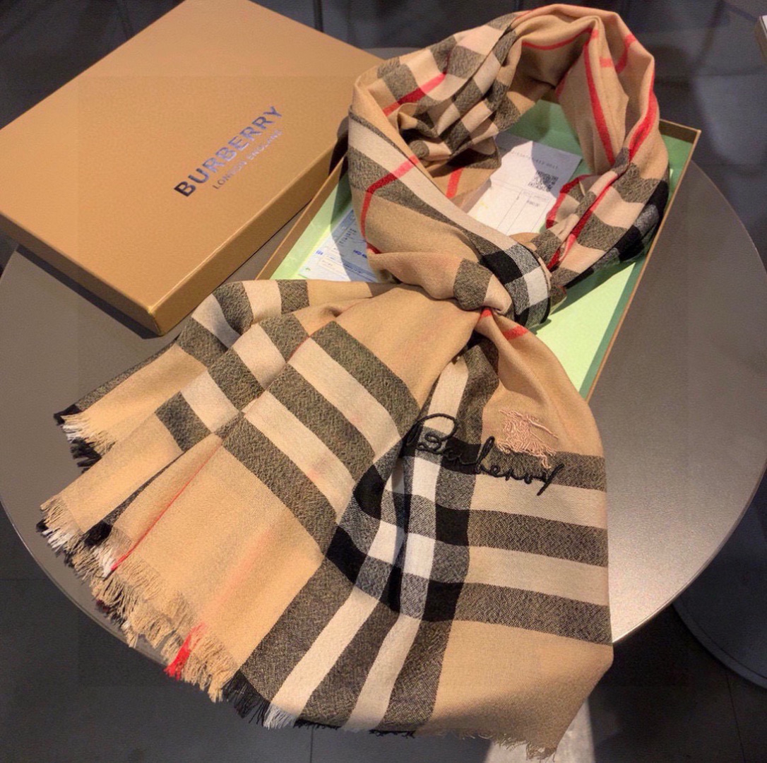 😘😘【英伦格纹】⚜️burberry殿堂级御用推荐❗️出口英国的订单！最新经典混纺系列。来的太是时候了❗