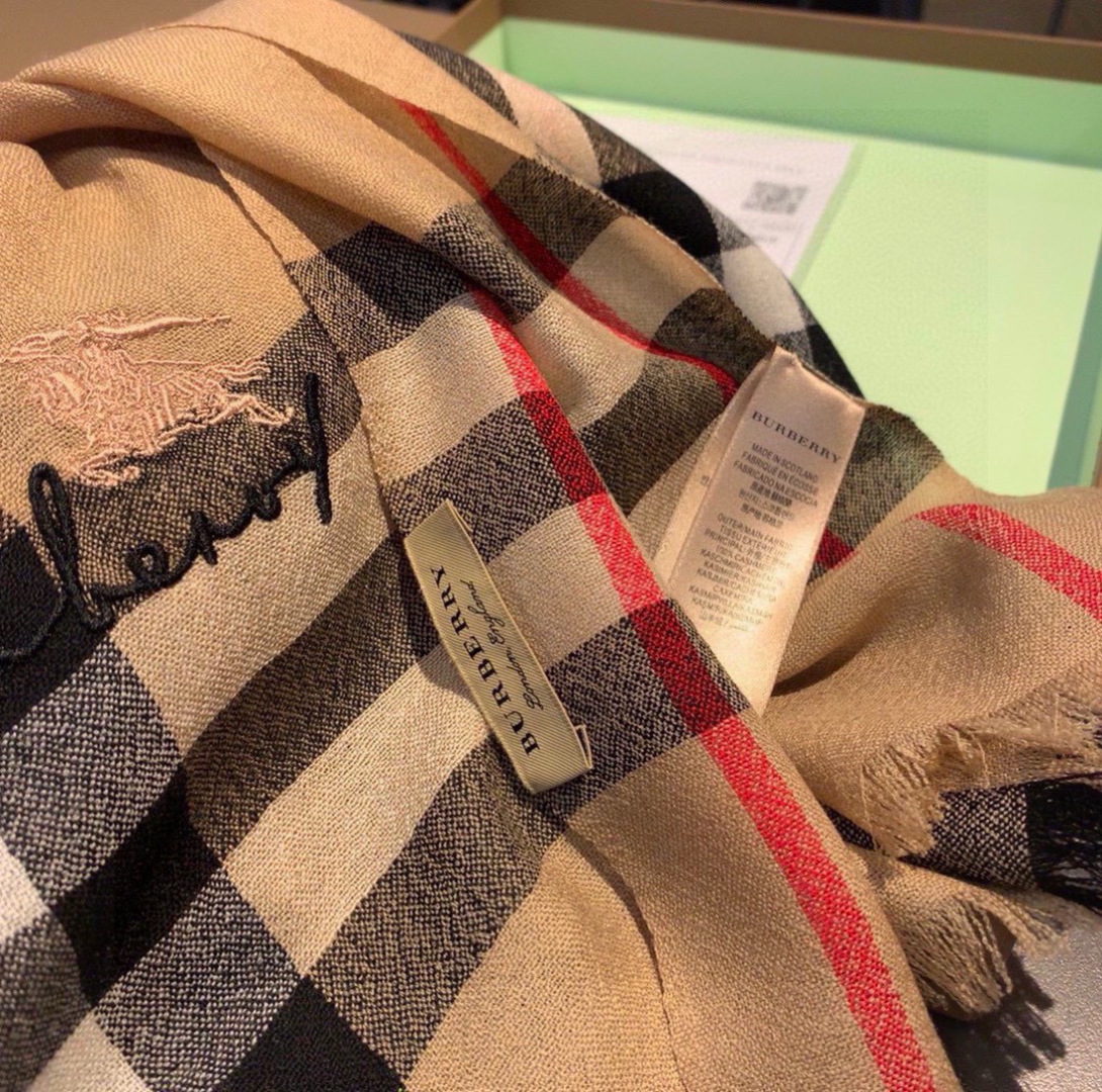 😘😘【英伦格纹】⚜️burberry殿堂级御用推荐❗️出口英国的订单！最新经典混纺系列。来的太是时候了❗