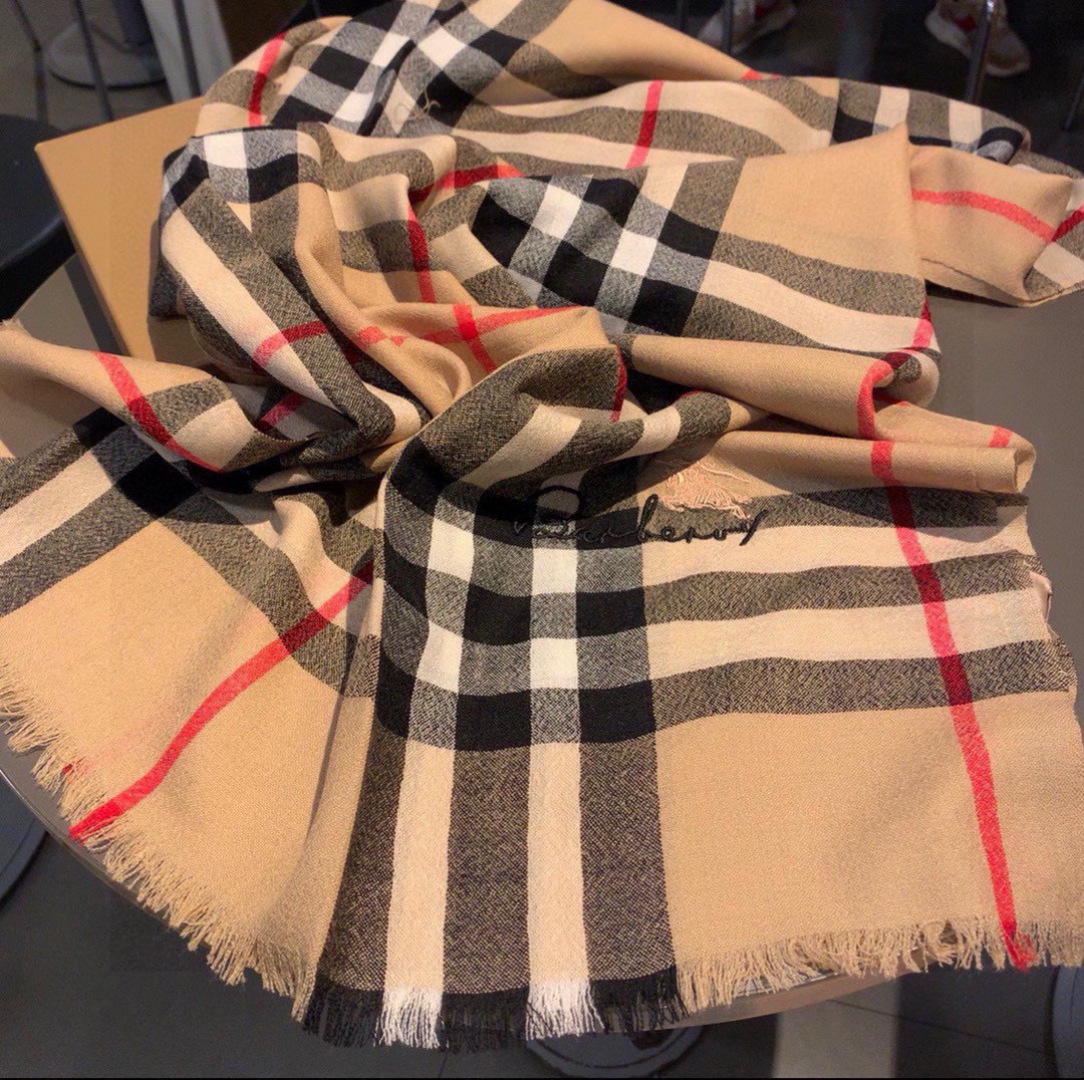 😘😘【英伦格纹】⚜️burberry殿堂级御用推荐❗️出口英国的订单！最新经典混纺系列。来的太是时候了❗