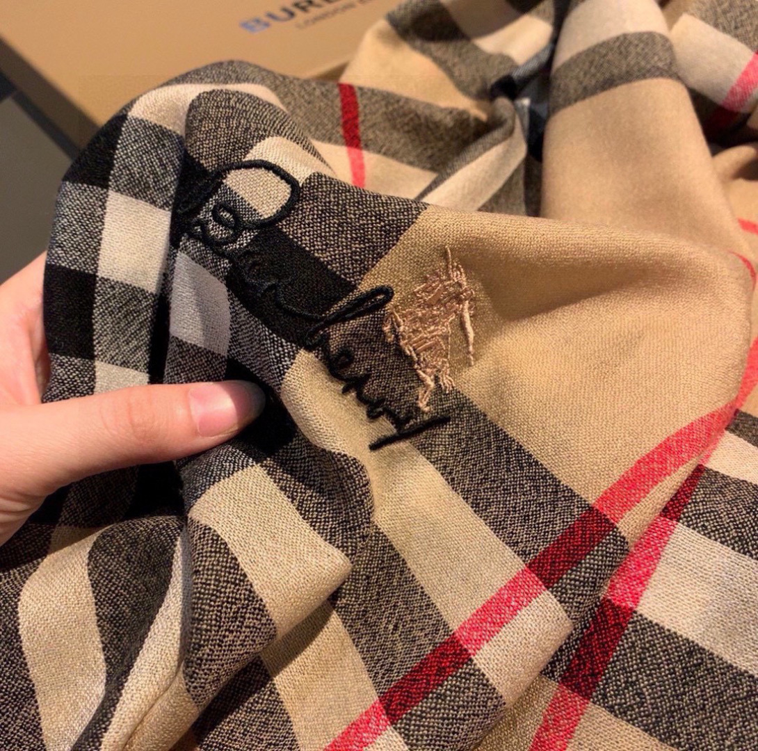 😘😘【英伦格纹】⚜️burberry殿堂级御用推荐❗️出口英国的订单！最新经典混纺系列。来的太是时候了❗